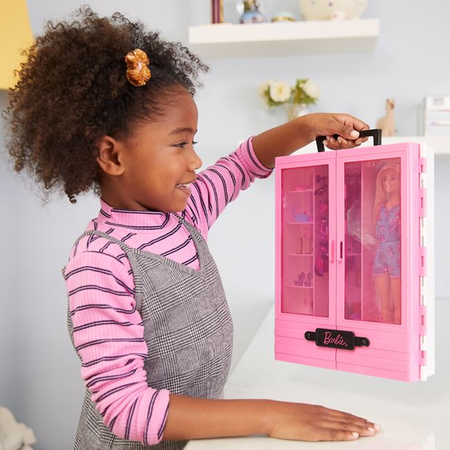 Set păpușă Barbie cu garderobă, 18 piese, Mattel, 35x8x33 cm., 3 ani +