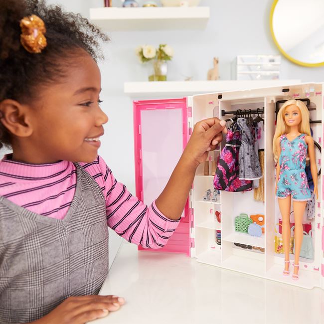 Set păpușă Barbie cu garderobă, 18 piese, Mattel, 35x8x33 cm., 3 ani +